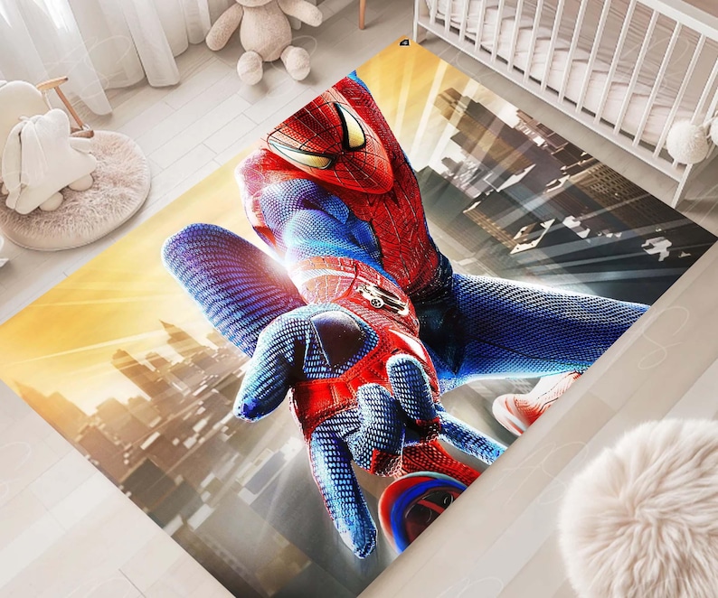Pu&ograve; includere: Tappeto rettangolare con un'immagine vibrante di Spider-Man in posa dinamica. Il supereroe &egrave; raffigurato nel suo iconico costume rosso e blu, con uno sfondo di paesaggio urbano. Per la cameretta.