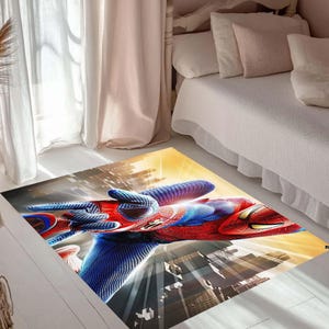 Pu&ograve; includere: Tappeto rettangolare con una dinamica illustrazione della mano di Spider-Man e di un paesaggio urbano. Il tappeto presenta una composizione audace con colori rosso, blu e giallo. Adatto per una camera da letto o un soggiorno.