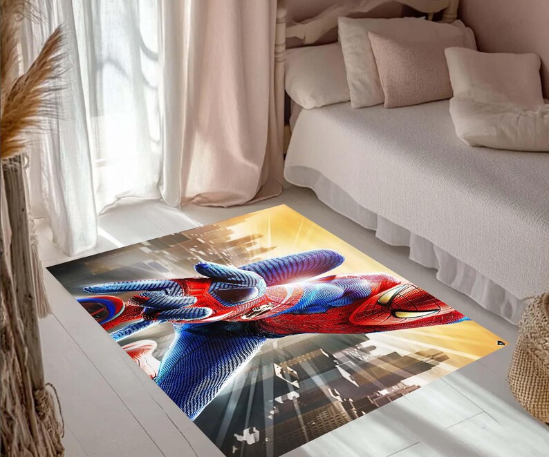 Pu&ograve; includere: Tappeto rettangolare con una dinamica illustrazione della mano di Spider-Man e di un paesaggio urbano. Il tappeto presenta una composizione audace con colori rosso, blu e giallo. Adatto per una camera da letto o un soggiorno.