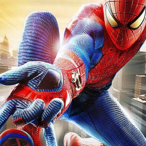 Pu&ograve; includere: Immagine dinamica di Spider-Man in costume rosso e blu, ambientata in un paesaggio urbano. Il supereroe &egrave; in posa dinamica, con la mano tesa, mostrando gli intricati dettagli del suo costume e della sua maschera. La scena &egrave; immersa nella calda luce del sole.