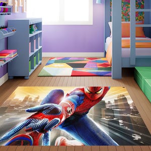Pu&ograve; includere: Tappeto rettangolare con un'immagine dinamica di Spider-Man, con uno sfondo di paesaggio urbano. Il tappeto ha una combinazione di colori rosso, blu e giallo, ed &egrave; posto su un pavimento in legno in una cameretta.