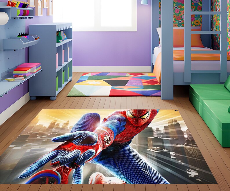 Pu&ograve; includere: Tappeto rettangolare con un'immagine dinamica di Spider-Man, con uno sfondo di paesaggio urbano. Il tappeto ha una combinazione di colori rosso, blu e giallo, ed &egrave; posto su un pavimento in legno in una cameretta.