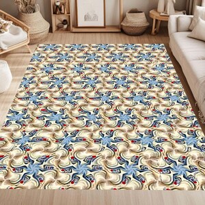 Può includere: Un grande tappeto rettangolare con un motivo astratto ripetuto. Il design presenta forme a spirale in crema, blu e rosso. Il tappeto è posato su un pavimento in legno, con mobili visibili sullo sfondo.