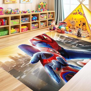 Pu&ograve; includere: Tappeto rettangolare con un'immagine dinamica di Spider-Man, sullo sfondo di un paesaggio urbano. Il design del tappeto presenta rosso, blu e nero, creando un pezzo visivamente accattivante per la cameretta di un bambino o un'area giochi.