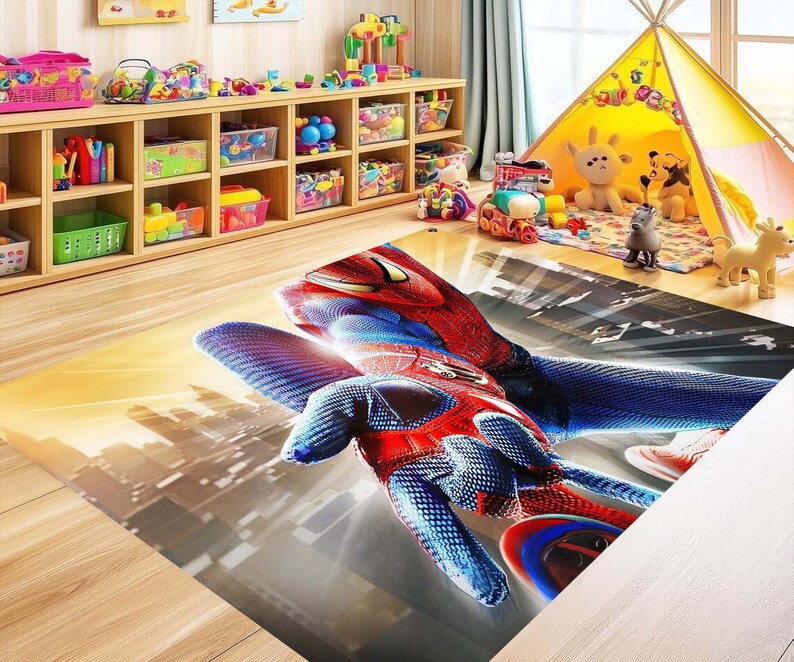 Pu&ograve; includere: Tappeto rettangolare con un'immagine dinamica di Spider-Man, sullo sfondo di un paesaggio urbano. Il design del tappeto presenta rosso, blu e nero, creando un pezzo visivamente accattivante per la cameretta di un bambino o un'area giochi.