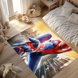Pu&ograve; includere: Un tappeto rettangolare con l'immagine della mano di Spider-Man, nei colori rosso e blu. Il tappeto ha uno sfondo di citt&agrave; ed &egrave; posto su un pavimento in legno. Il tappeto si trova in una camera da letto.