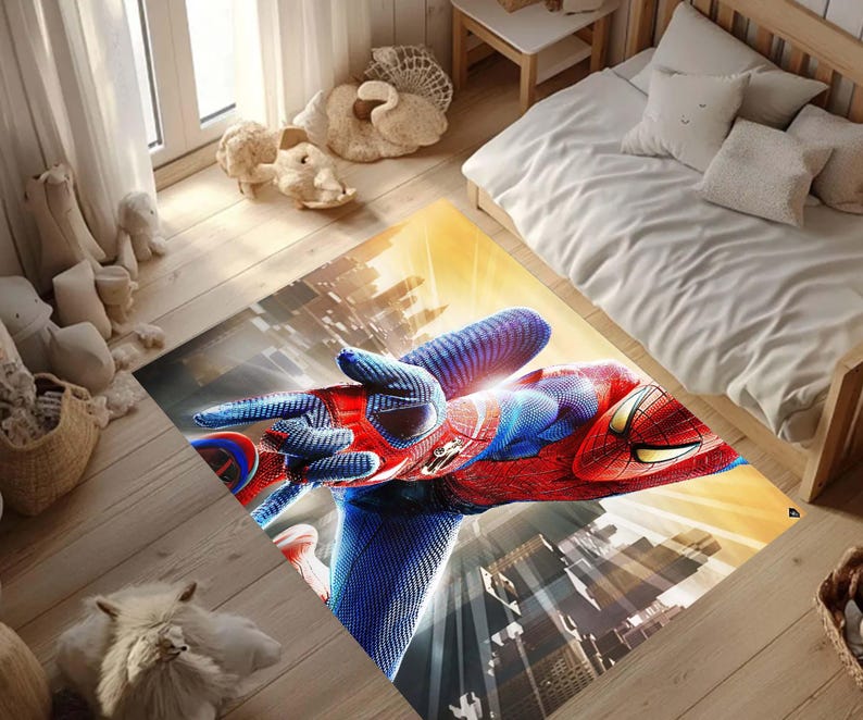 Pu&ograve; includere: Un tappeto rettangolare con l'immagine della mano di Spider-Man, nei colori rosso e blu. Il tappeto ha uno sfondo di citt&agrave; ed &egrave; posto su un pavimento in legno. Il tappeto si trova in una camera da letto.