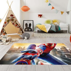 Pu&ograve; includere: Una camera da letto per bambini colorata con un tappeto di Spider-Man. La stanza comprende un teepee, un letto con una trapunta gialla e bianca ed elementi decorativi come una testa di volpe e un'immagine di coniglio. Il tappeto presenta un primo piano di Spider-Man.
