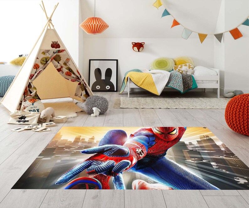 Pu&ograve; includere: Una camera da letto per bambini colorata con un tappeto di Spider-Man. La stanza comprende un teepee, un letto con una trapunta gialla e bianca ed elementi decorativi come una testa di volpe e un'immagine di coniglio. Il tappeto presenta un primo piano di Spider-Man.