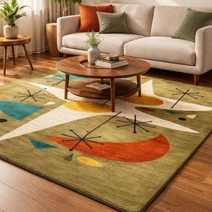 Könnte beinhalten: Ein rechteckiger Teppich mit olivgrüner Basis und einem mehrfarbigen geometrischen Muster. Das Design umfasst weiße Sternformen, orangefarbene Mondsicheln, gelbe Kreise und türkisfarbene Dreiecke, die durch dünne schwarze Linien betont werden.