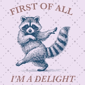Può includere: Illustrazione di un procione in posa da ballo, in tonalità blu e grigio, su sfondo lilla chiaro con puntini bianchi. Il testo "FIRST OF ALL" e "I'M A DELIGHT" è in marrone. Design divertente e spensierato.