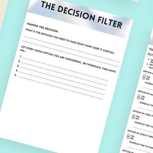 Può includere: Due fogli di carta bianchi con il testo "THE DECISION FILTER" sono esposti su una superficie azzurra. Un foglio elenca i passaggi per il processo decisionale, mentre l'altro delinea tre filtri. Il testo è nero.