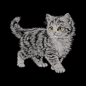 Op de afbeelding: Een geborduurd ontwerp van een pluizig cyperse kitten met gedetailleerde zilvergrijze vachttextuur en heldere gele ogen. De kitten staat afgebeeld met de staart omhoog, uitgevoerd in een monochrome stijl tegen een zwarte achtergrond.