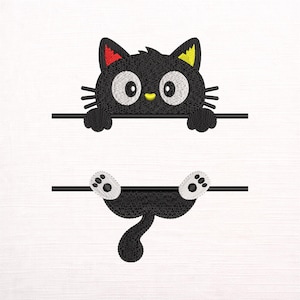 Puede incluir: Un diseño de bordado que muestra un gato negro con ojos blancos grandes, nariz amarilla e interior de orejas rojo y amarillo. La cabeza y patas delanteras están sobre una línea horizontal, mientras que las patas traseras y cola están debajo.
