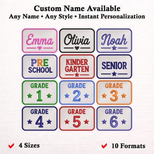 Può includere: Una collezione di dodici toppe rettangolari ricamate con nomi personalizzati e livelli scolastici. Il testo include Emma, Olivia, Noah, Pre School, Kindergarten, Senior e i gradi dal 1 al 6. Ogni toppa ha un bordo colorato e accenti a forma di stella o cuore. Il testo in alto recita Custom Name Available, Any Name, Any Style, Instant Personalization, con 4 Sizes e 10 Formats in basso.
