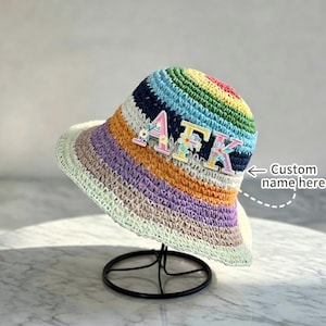 Cappello a secchiello arcobaleno all'uncinetto personalizzato: cappello estivo da sole con patch floreale personalizzata con nome.