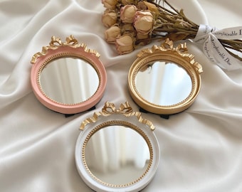 Specchio vintage decorato con fiocco: specchio da trucco con cornice dorata, specchio da scrivania in stile cottagecore, specchio per il trucco per la camera da letto, regali per la mamma