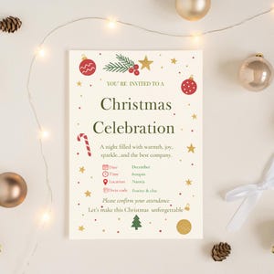 Puede incluir: Una invitación crema para una celebración navideña con gráficos festivos. La invitación incluye texto, adornos rojos, un bastón de caramelo y un árbol de Navidad. El texto de la invitación incluye la fecha, la hora, el lugar y el código de vestimenta.