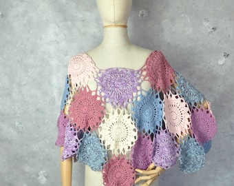Handgemaakte gehaakte poncho met bloemenmotief in Grandma Square-stijl, een unieke festivaloutfit.