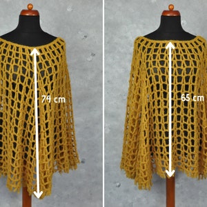 Peut inclure: Un poncho en crochet jaune moutarde &agrave; la maille l&acirc;che et ouverte. Le poncho mesure 74 cm de long et a une frange sur le bas.