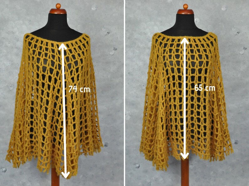 Peut inclure: Un poncho en crochet jaune moutarde &agrave; la maille l&acirc;che et ouverte. Le poncho mesure 74 cm de long et a une frange sur le bas.