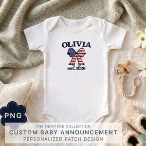 Könnte beinhalten: Ein weißer kurzärmeliger Babybody mit dem Namen OLIVIA in dunkelblauer Schrift über einer Grafik einer Schleife im rot-weiß-blauen US-Flaggenmuster, wobei der Text est. 2026 in Dunkelblau unter der Schleifengrafik aufgedruckt ist.