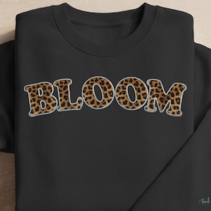 Peut inclure: Une tasse en céramique blanche avec une anse noire et le texte "But First, Coffee" dans un style manuscrit. La tasse est sur une surface blanche. La tasse mesure 10 cm de haut.