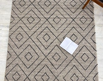 Tappeto a ricciolo tessuto a mano in lana grigio naturale e nera – Tappeto con motivo geometrico, passatoia