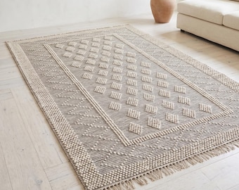 Handvävd grov öglematta, neutral geometrisk boho ullstil, texturerad krämfärgad matta