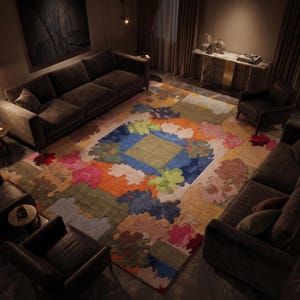Puede incluir: Una colorida alfombra con un patr&oacute;n floral domina la habitaci&oacute;n. La alfombra presenta un dise&ntilde;o cuadrado central en tonos azules y verdes, rodeado de formas de flores rosas, naranjas y verdes. Sof&aacute;s y sillones marrones oscuros completan el sal&oacute;n.