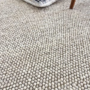 Acogedora alfombra de lana gruesa tejida a mano: alfombra beige con textura natural para sala de estar y dormitorio.