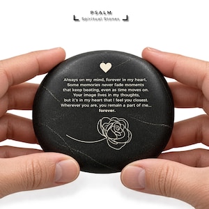Puede incluir: Una piedra negra redonda y lisa con un corazón grabado en blanco, una rosa de dibujo lineal y el texto: Always on my mind, forever in my heart. Some memories never fade moments that keep beating, even as time moves on. Your image lives in my thoughts, but it's in my heart that I feel you closest. Wherever you are, you remain a part of me... forever.