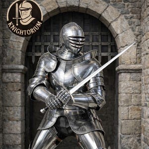 Medeltida komplett rustning handgjord riddarplåtrustningsset med hjälm, funktionell bärbar stålrustning, renässansåterskapande kostym