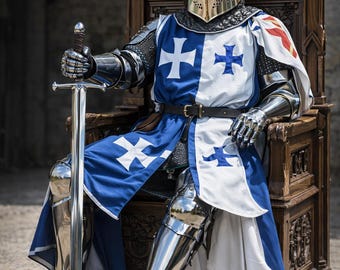 Könnte beinhalten: Ein Ritter in voller Rüstung sitzt auf einem hölzernen Thron und hält ein Schwert. Die Rüstung umfasst einen Helm, Kettenhemden und polierte Bein- und Armschützer aus Metall. Die Tunika des Ritters ist blau und weiß mit Kreuzemblemen. Der Text "KNIGHTORIUM" ist enthalten.