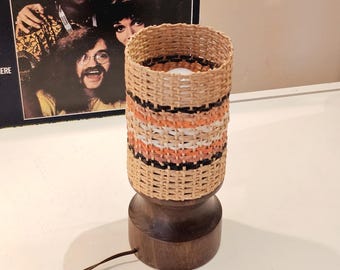 Lámpara de mesa vintage de estilo bohemio de los años 70, multicolor, de ratán tejido con base de madera.