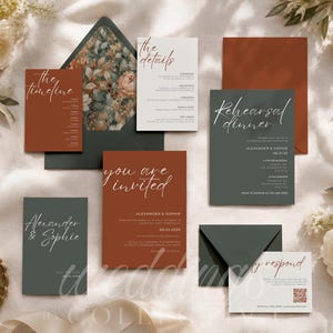 Può includere: Un set di cancelleria per matrimoni con cartoncini color terracotta e verde scuro con testo in corsivo bianco. Include un invito, una scheda dei dettagli, una cronologia, un invito alla cena di prova e una scheda RSVP con QR code.