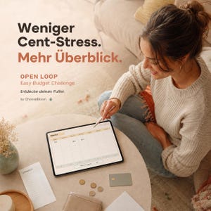 Può includere: Un tablet digitale che mostra un tracker di budget con il testo Weniger Cent-Stress. Mehr Überblick. OPEN LOOP Easy Budget Challenge Entdecke deinen Puffer. by ChooseBloom. Lo schermo mostra una griglia settimanale etichettata Woche 1.