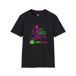 Puede incluir: Camiseta negra con un diseño gráfico. El diseño presenta las palabras "Closet Disco Queen" en rosa y verde, con una corona y una hoja de cannabis. El texto "POT-Cast" está debajo.