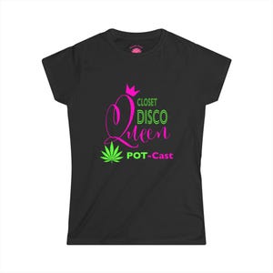 Può includere: T-shirt nera con grafica rosa neon e verde. Il design include una corona, la parola "Queen" in corsivo, una foglia di cannabis e le parole "Closet Disco Pot-Cast".