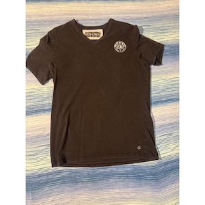 T-shirt Calvin Klein riciclata con toppa dei tarocchi, stampa a blocchi della luna e ciondolo a forma di falena, nera, da uomo, taglia M.