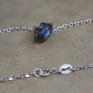 Minimalistische ketting met labradorietpunt, aan sterlingzilveren ketting. Verjaardagssieradencadeau voor mannen en vrouwen