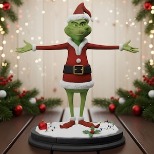 Pode incluir: Um personagem verde em um traje vermelho de Papai Noel com cinto preto e fivela dourada, com os braços estendidos. A figura está em uma base nevada com luzes e enfeites de Natal. Decoração festiva de Natal.