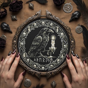 Pode incluir: Bordado em ponto cruz preto e branco de um corvo com uma vela, emoldurado em um círculo de madeira. O design inclui caveiras e velas. Acessórios de temática gótica.