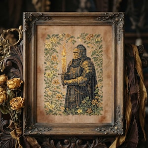 以下が含まれることがあります： 全身鎧を着た騎士が光る剣を持つクロスステッチのアートワーク。詳細な木製フレームに額装されています。騎士は黄色と緑のアクセントのフローラルボーダーに囲まれています。ヴィンテージ、中世をテーマにしています。