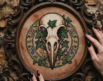 Calavera gótica de pájaro en punto de cruz: hojas de hiedra, corona floral y bordado de naturaleza oculta (PDF)