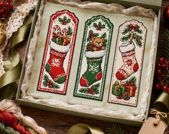 Patrón de punto de cruz para marcapáginas de calcetín navideño: Bordado festivo de osito de peluche con bastón de caramelo en formato PDF
