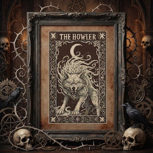 Puede incluir: Obra de arte enmarcada con un diseño de punto de cruz detallado de un lobo gruñendo con el texto "THE HOWLER". La obra está en un marco oscuro y ornamentado con decoración de inspiración gótica, que incluye calaveras, cuervos y vides espinosas. La paleta de colores es principalmente marrón y crema.