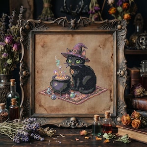 Peut inclure: Image de broderie au point de croix d'un chat noir avec un chapeau de sorcière, près d'un chaudron bouillonnant. Le cadre est orné de motifs de chauve-souris et de toiles d'araignées, dans un style gothique.