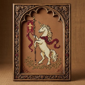 Puede incluir: Obra de arte de punto de cruz de un unicornio blanco sosteniendo una bandera con una flor de lis roja, enmarcada en un marco de madera marrón. El unicornio tiene una melena dorada y una bufanda roja. El marco tiene tallas ornamentadas.