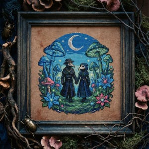 Peut inclure: Broderie au point de croix encadrée. L'œuvre représente deux personnages vêtus de costumes de médecin de la peste noirs se tenant la main, entourés de champignons bleus et verts, de fleurs et d'un croissant de lune dans un ciel nocturne. La palette de couleurs comprend des bleus, des verts et des roses.